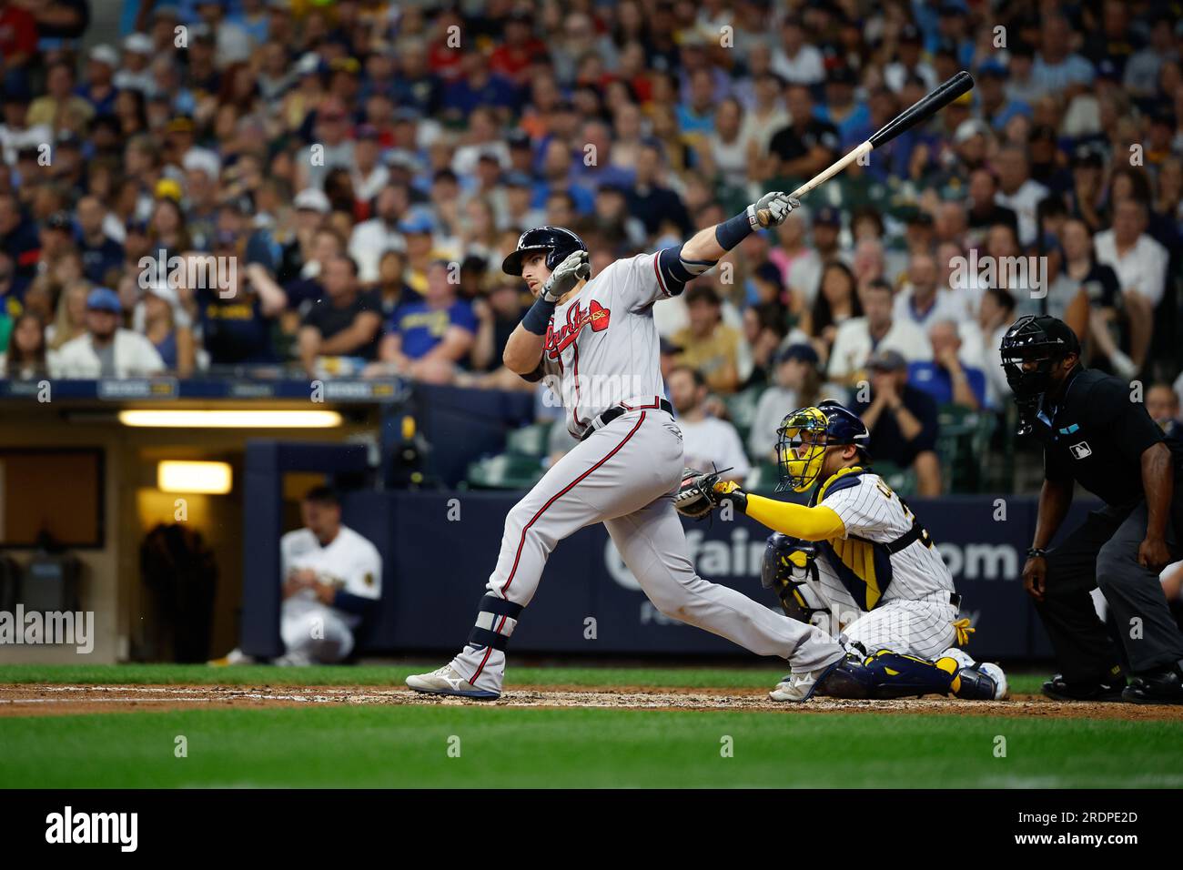 Milwaukee, Vereinigte Staaten Von Amerika. 22. Juli 2023. 22. Juli 2023: Atlanta Braves Dritter Baseman Austin Riley (27) erhält seinen zweiten Hit während des Spiels zwischen den Milwaukee Brewers und den Atlanta Braves im American Family Field in Milwaukee, WI. Darren Lee/CSM/Sipa USA (Bild: © Darren Lee/Cal Sport Media/Sipa USA) Guthaben: SIPA US/Alamy Live News Stockfoto