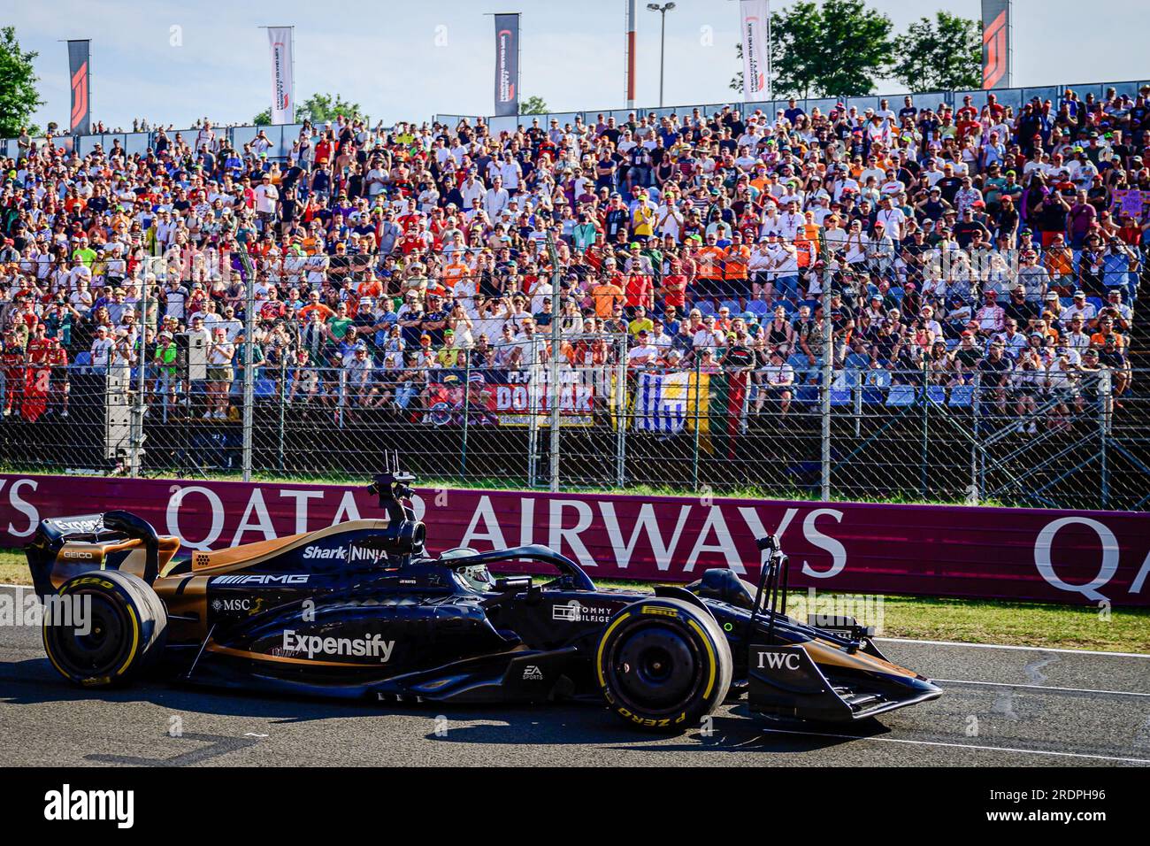 Budapest, Ungarn. 22. Juli 2023. Das APXGP-Auto wird nach der Qualifizierung des ungarischen Grand Prix F1 im Hungaroring in der Nähe von Budapest auf der Rennstrecke gesehen. (Foto: Jure Makovec/SOPA Images/Sipa USA) Guthaben: SIPA USA/Alamy Live News Stockfoto