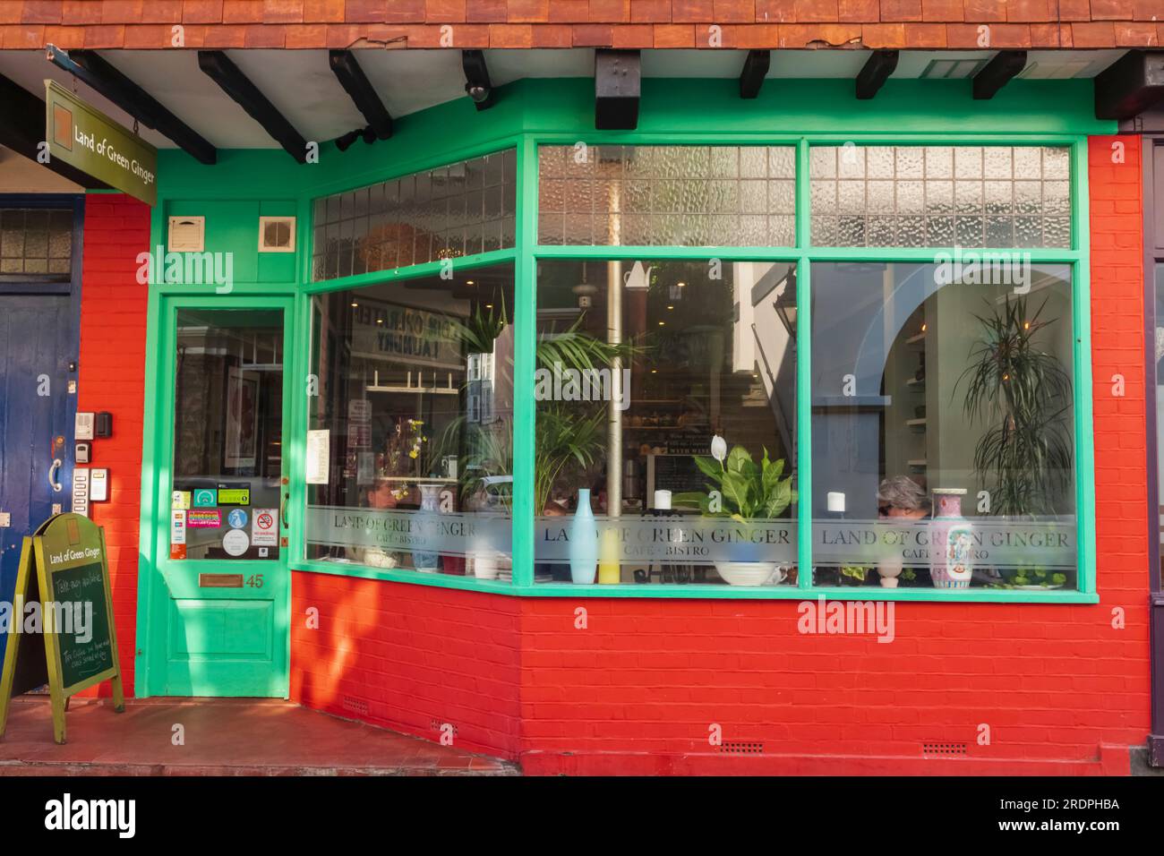 England, East Sussex, Hastings, farbenfrohe Café-Fassade in der Altstadt Stockfoto
