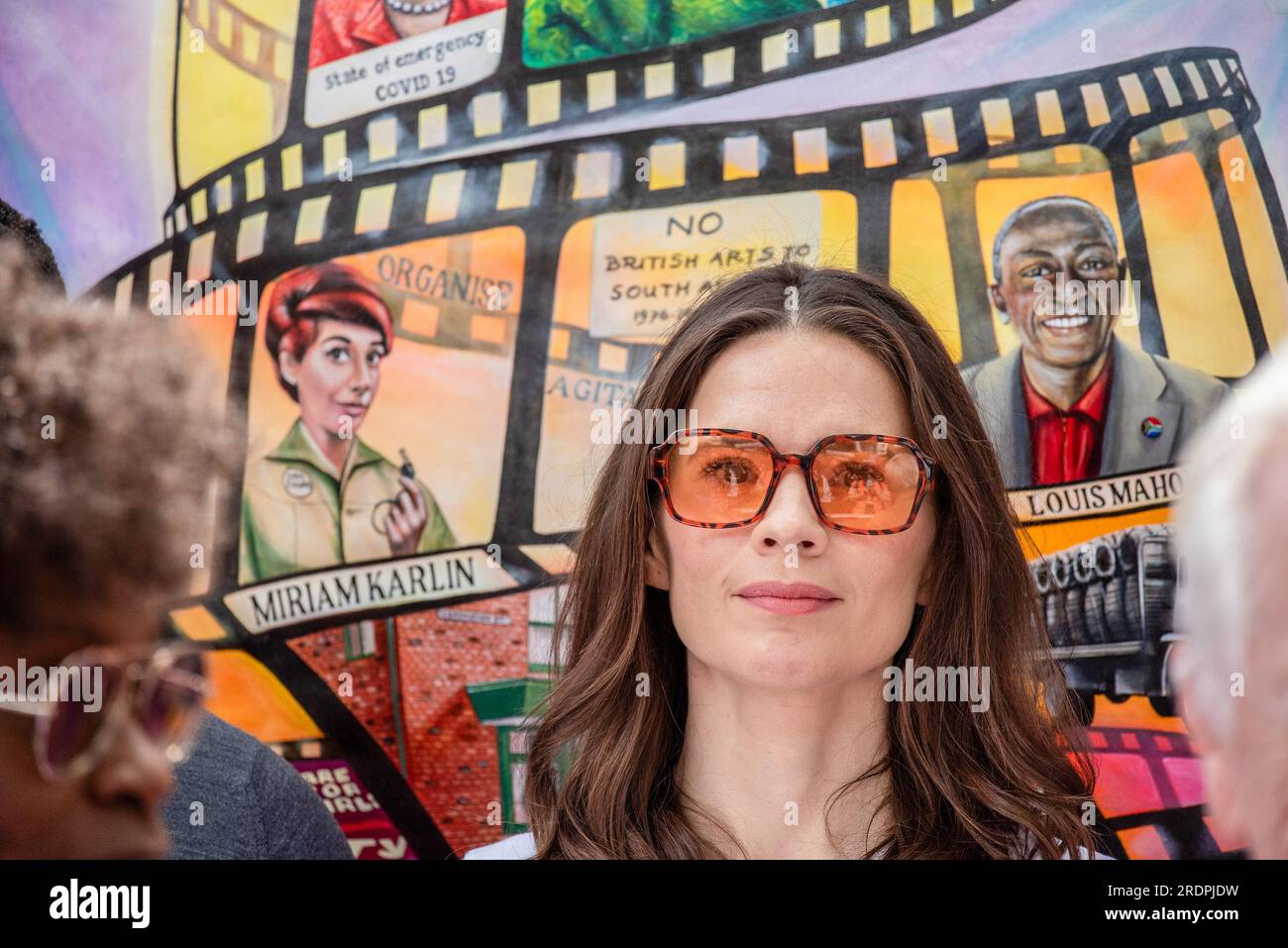 London, Großbritannien. 21. Juli 2023. Hayley Atwell schaut während der Demonstration in die Kamera. Die Equity Union protestierte auf dem Leicester Square, um ihre Solidarität mit Sag-Aftra und den streikenden US-Akteuren zu demonstrieren. Viele berühmte britische Filmstars nahmen an der Kundgebung Teil, wie Brian Cox, Hayley Atwell, Andy Serkis, David Oyelowo, Simon Pegg, Rob Delaney, Jim Carter und Imelda Staunton. Kredit: SOPA Images Limited/Alamy Live News Stockfoto