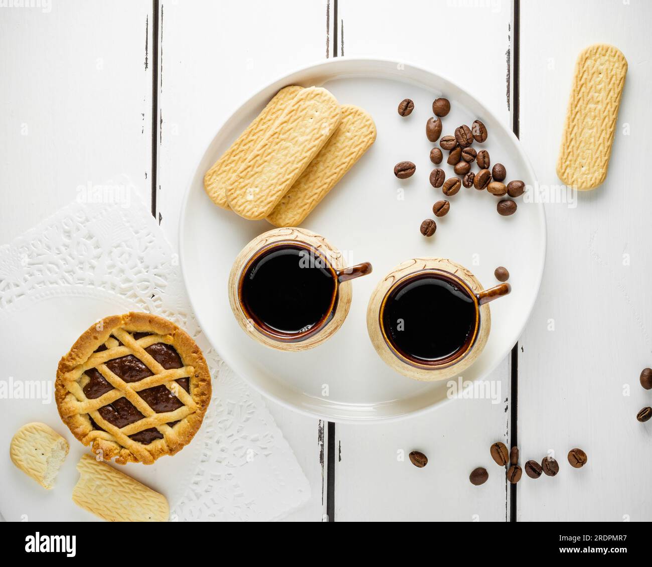 Kaffee mit Coockie, leckeres Frühstück am Morgen mit Platz für die Speisekarte, weißer Hintergrund, Tapete Stockfoto