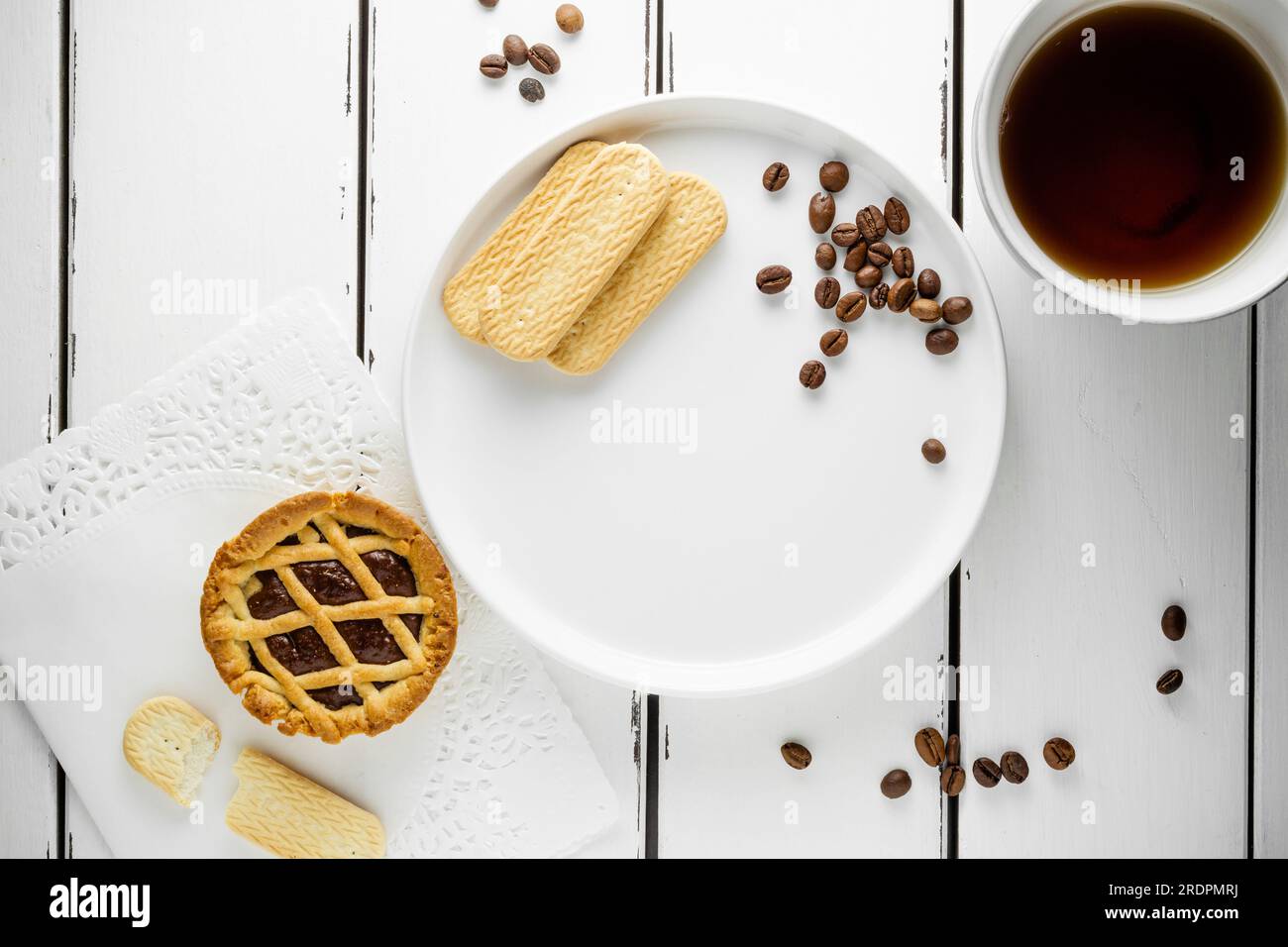 Kaffee mit Coockie, leckeres Frühstück am Morgen mit Platz für die Speisekarte, weißer Hintergrund, Tapete Stockfoto