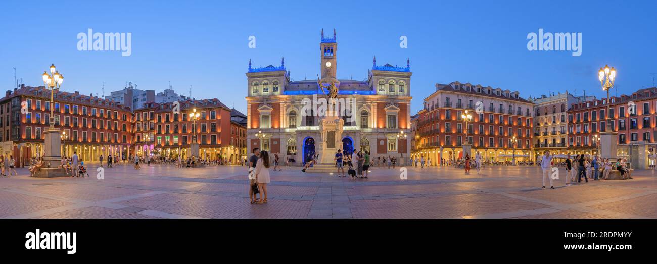 Valladolid, Spanien - 8. Juli 2023: Ein malerischer Sommerabend auf der Plaza Mayor in Valladolid Stockfoto