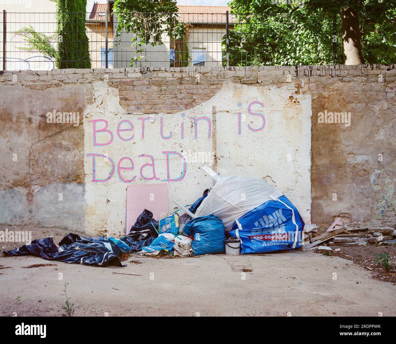 BERLIN, DEUTSCHLAND - AUGUST 2022: "Berlin ist tot", geschrieben auf eine bröckelnde Mauer in einer Seitengasse in Berlin, Deutschland, im August 2022. Stockfoto