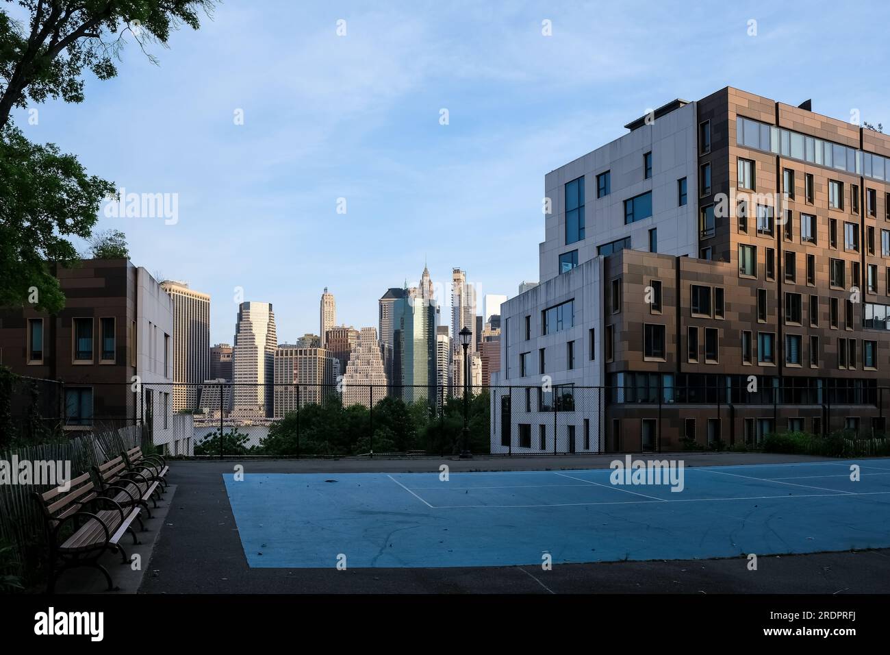 Architektonische Details des Brooklyn Bridge Park, einem Park auf der Brooklyn-Seite des East River in New York City Stockfoto
