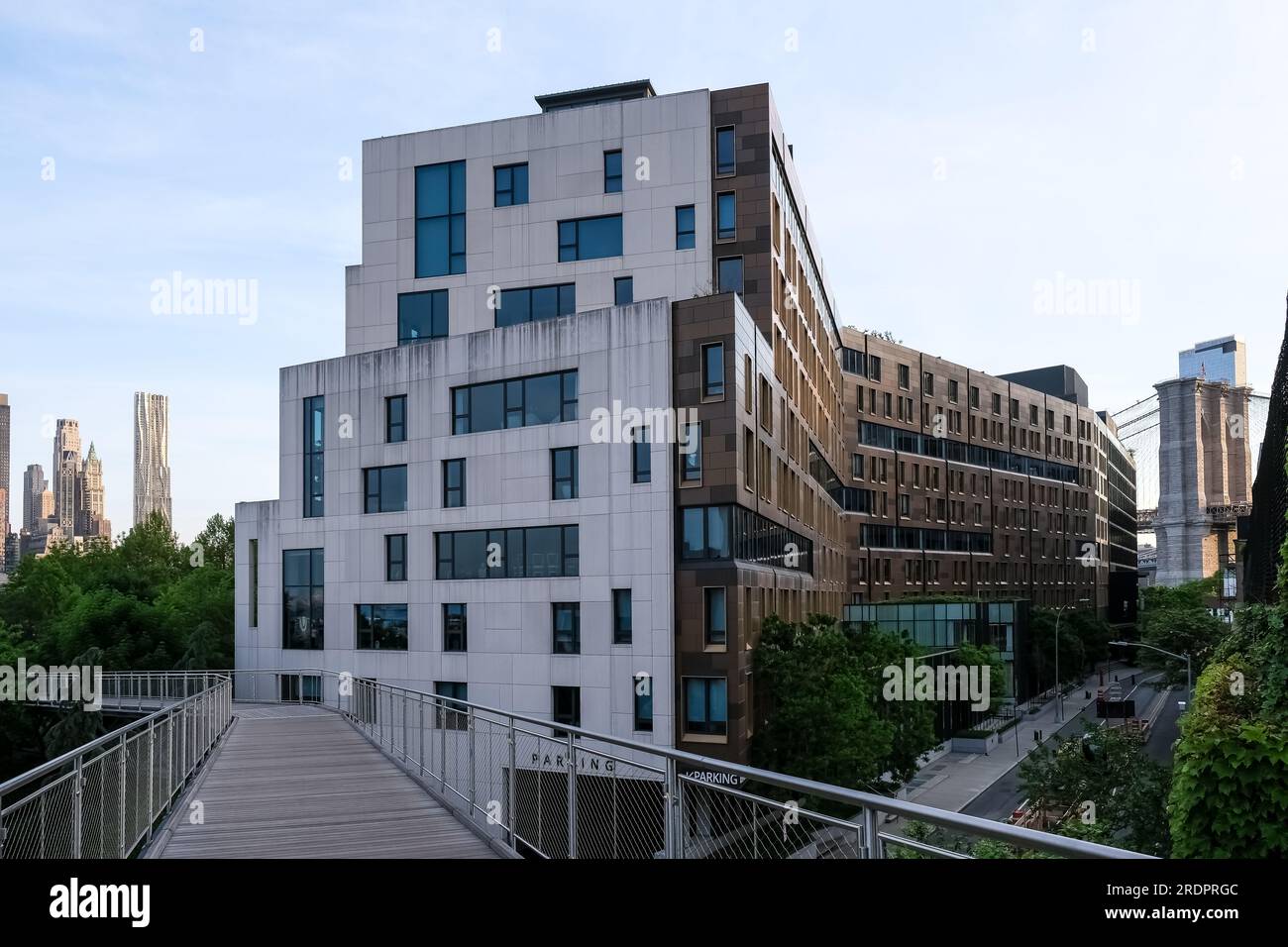 Architektonische Details des Brooklyn Bridge Park, einem Park auf der Brooklyn-Seite des East River in New York City Stockfoto