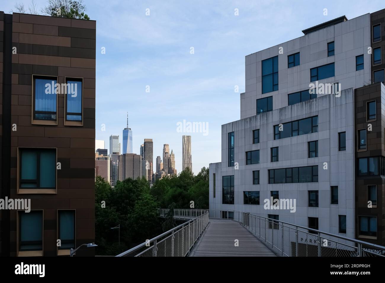 Architektonische Details des Brooklyn Bridge Park, einem Park auf der Brooklyn-Seite des East River in New York City Stockfoto
