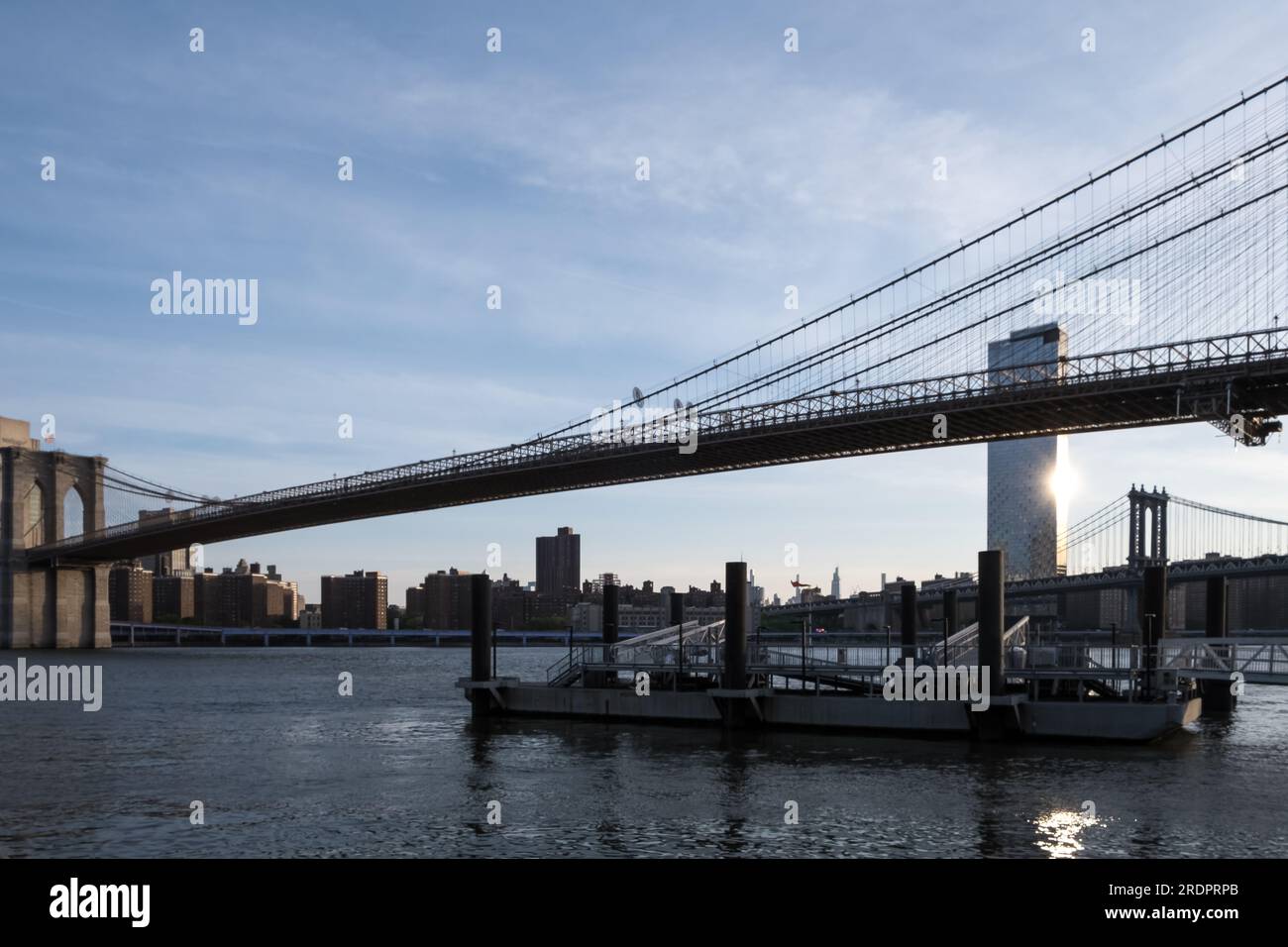 Urbane Landschaft aus dem Brooklyn Bridge Park, einem Park auf der Brooklyn-Seite des East River in New York City Stockfoto