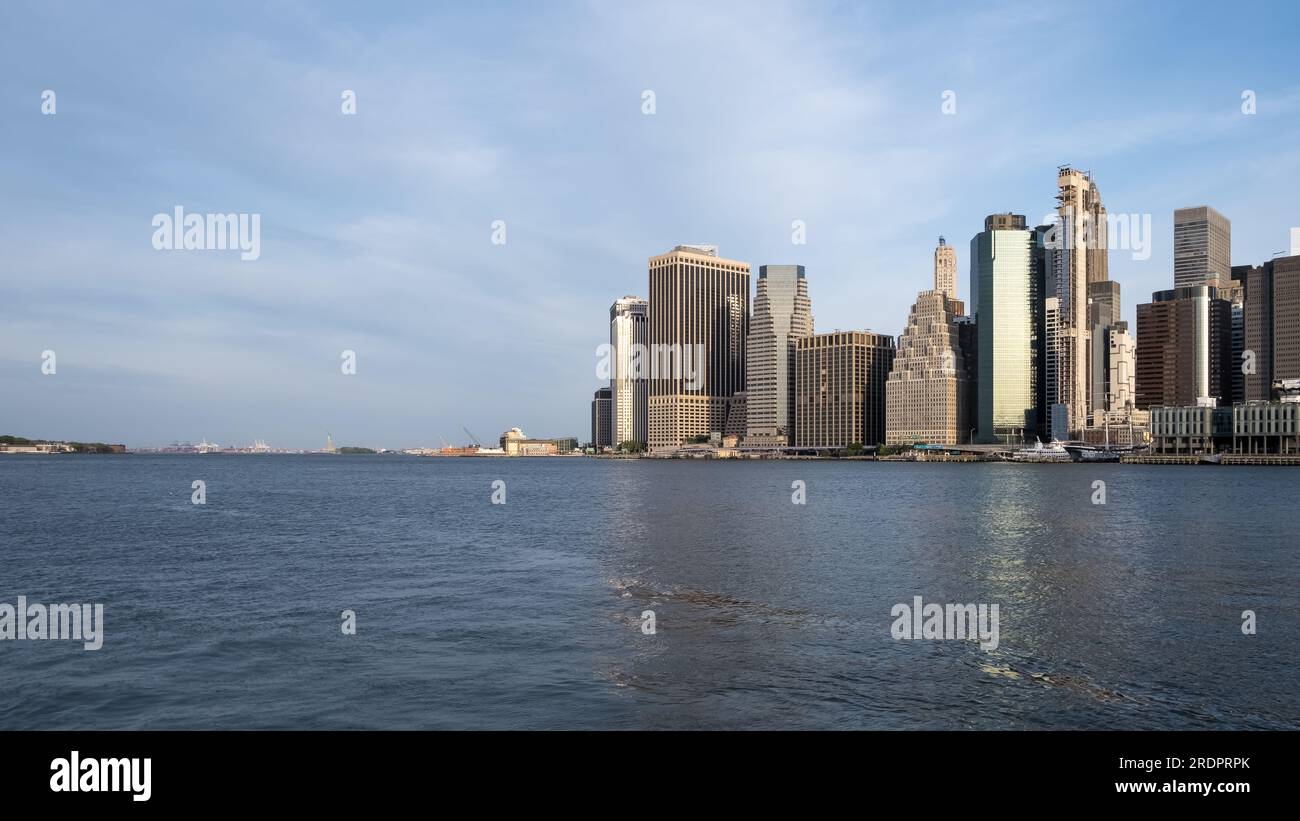 Skyline von Manhattan vom Brooklyn Bridge Park, einem Park auf der Brooklyn-Seite des East River in New York City Stockfoto