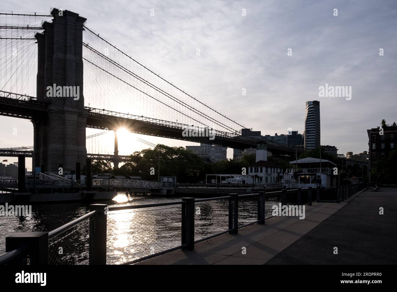Urbane Landschaft aus dem Brooklyn Bridge Park, einem Park auf der Brooklyn-Seite des East River in New York City Stockfoto