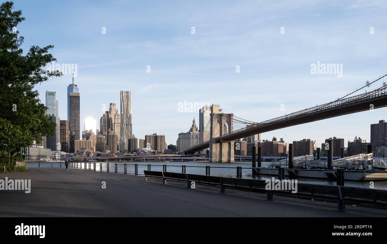 Skyline von Manhattan vom Brooklyn Bridge Park, einem Park auf der Brooklyn-Seite des East River in New York City Stockfoto