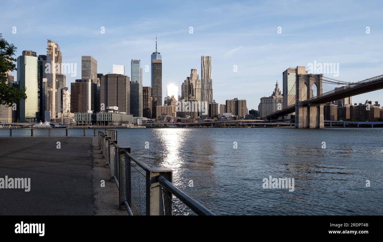Skyline von Manhattan vom Brooklyn Bridge Park, einem Park auf der Brooklyn-Seite des East River in New York City Stockfoto