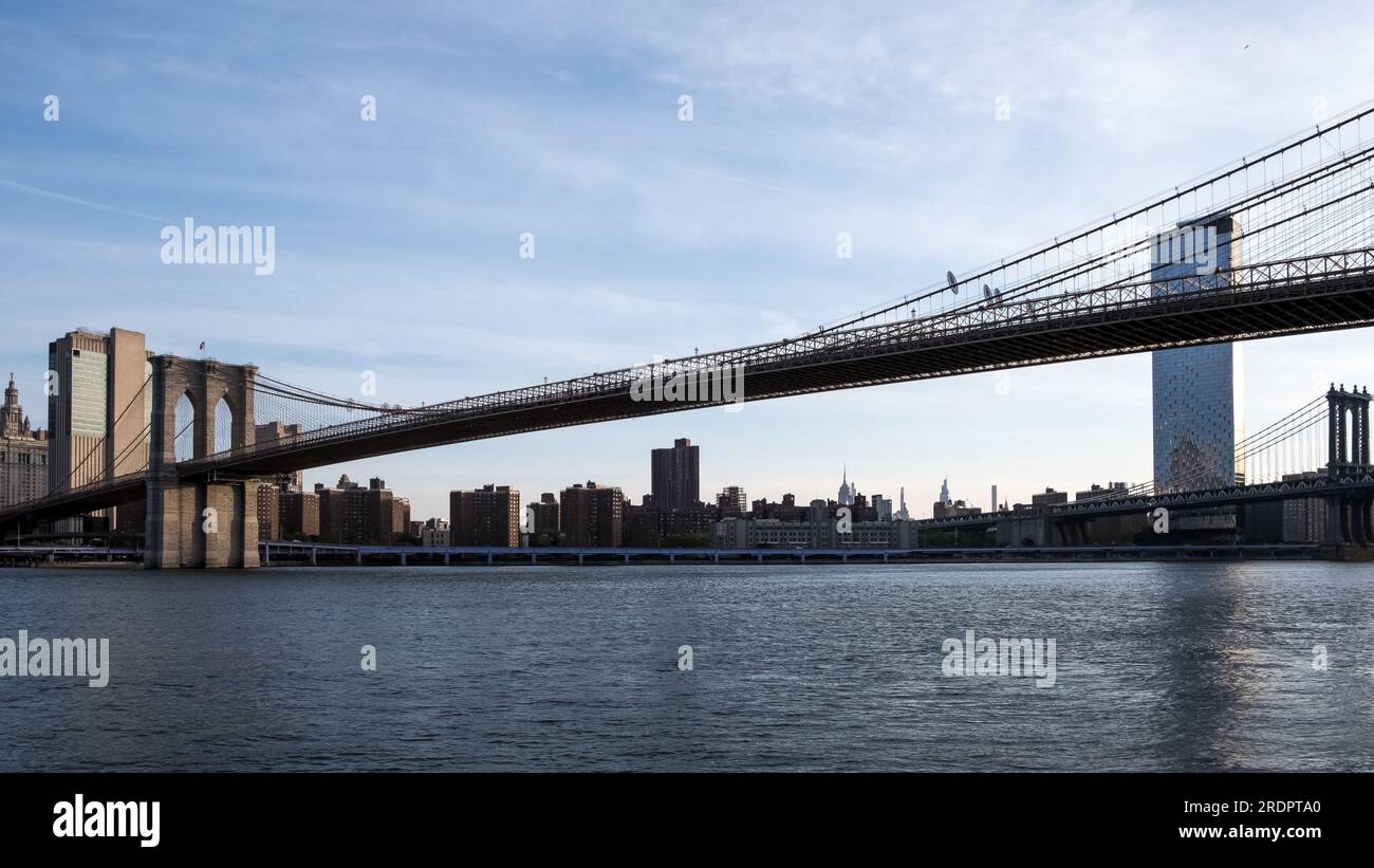 Skyline von Manhattan vom Brooklyn Bridge Park, einem Park auf der Brooklyn-Seite des East River in New York City Stockfoto