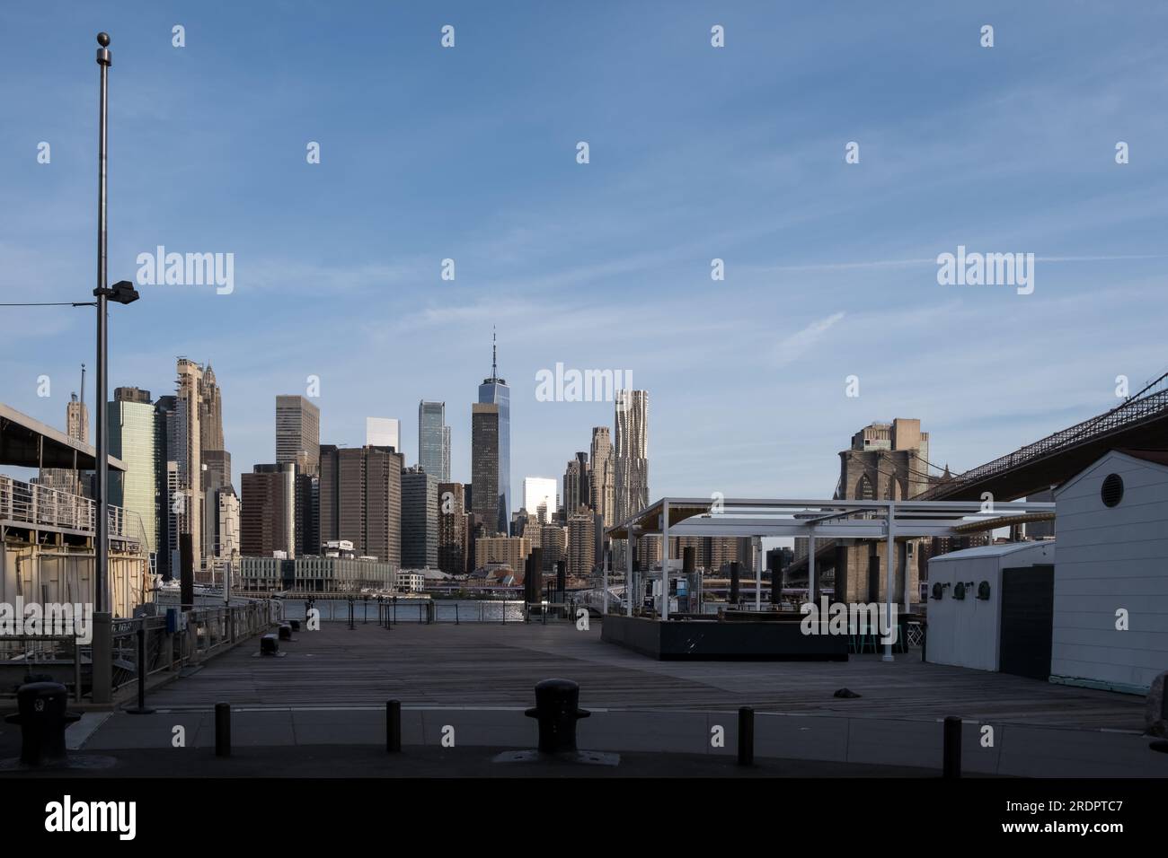 Skyline von Manhattan vom Brooklyn Bridge Park, einem Park auf der Brooklyn-Seite des East River in New York City Stockfoto