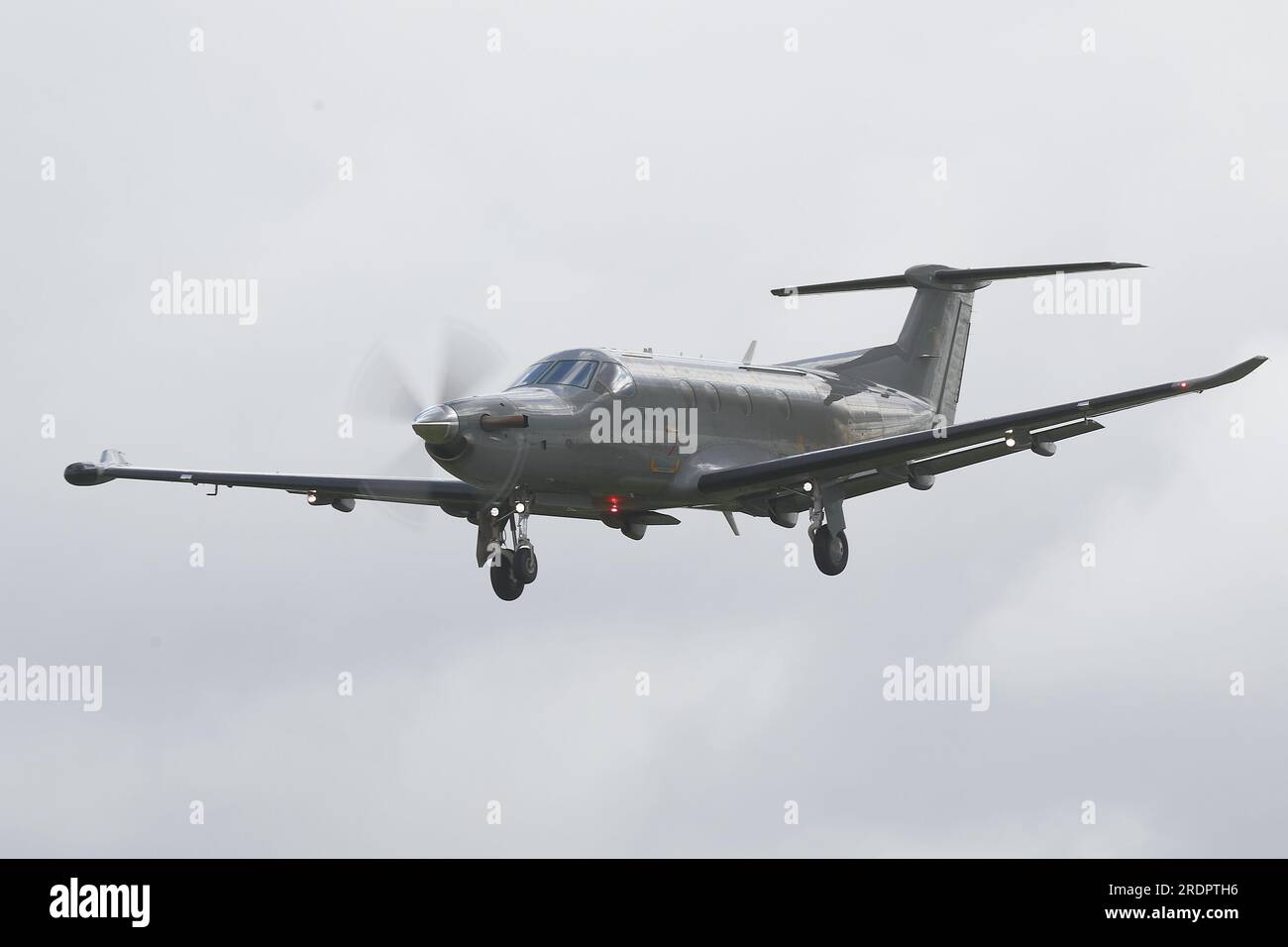 Der finnische Air Force Pilatus PC-12 kommt zur RIAT 2023 Air Show in Fairford, Großbritannien Stockfoto