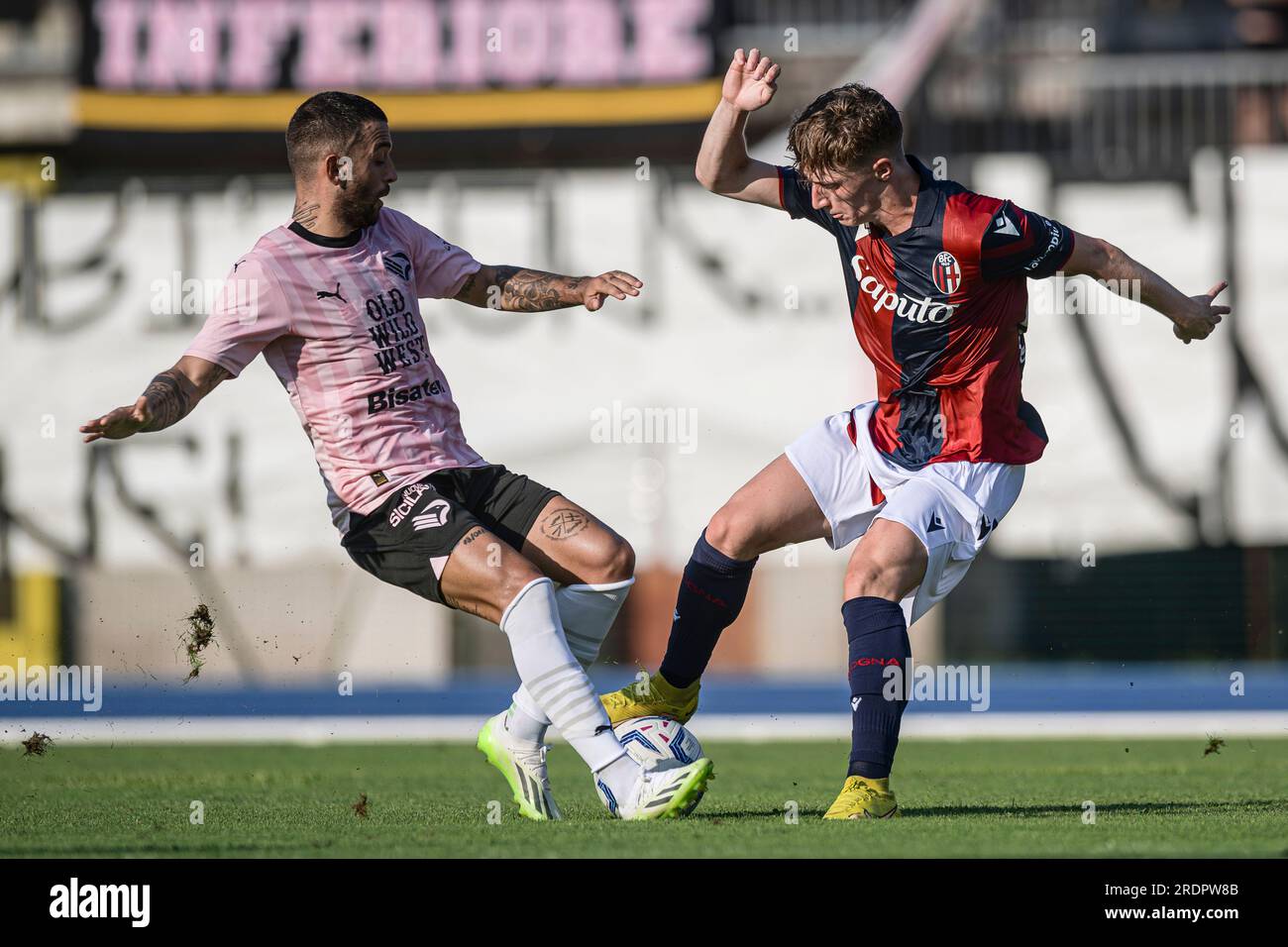 Andrea Mazia vom Bologna FC tritt mit Roberto Insigne vom Palermo FC um den Ball während des saisonfreundlichen Fußballspiels zwischen dem Bologna FC und dem Palermo FC an. Stockfoto