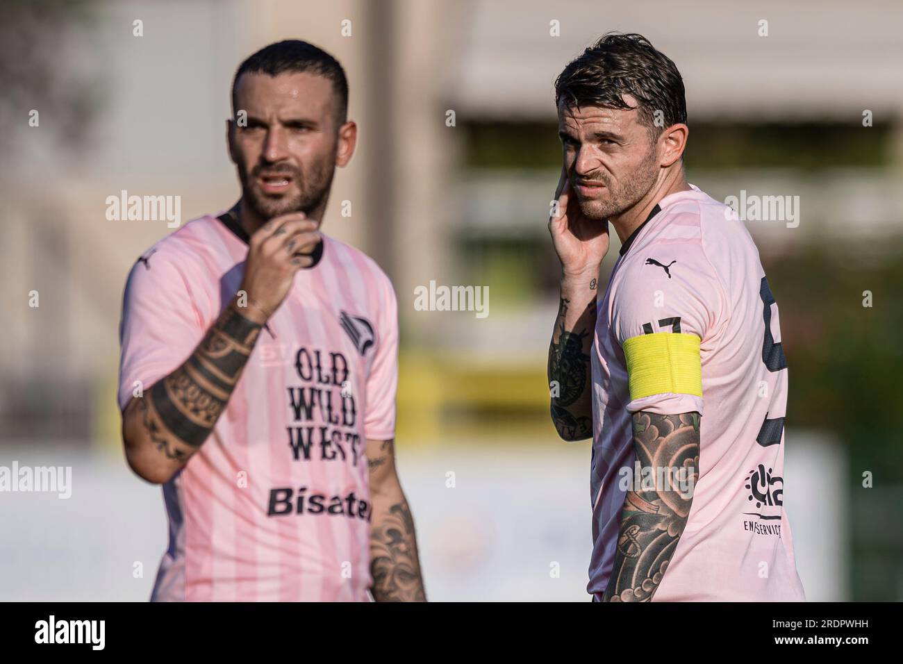 Matteo Brunori und Roberto Insigne vom Palermo FC werden während der Halbzeit des saisonfreundlichen Fußballspiels zwischen dem Bologna FC und dem Palermo FC gesehen. Stockfoto