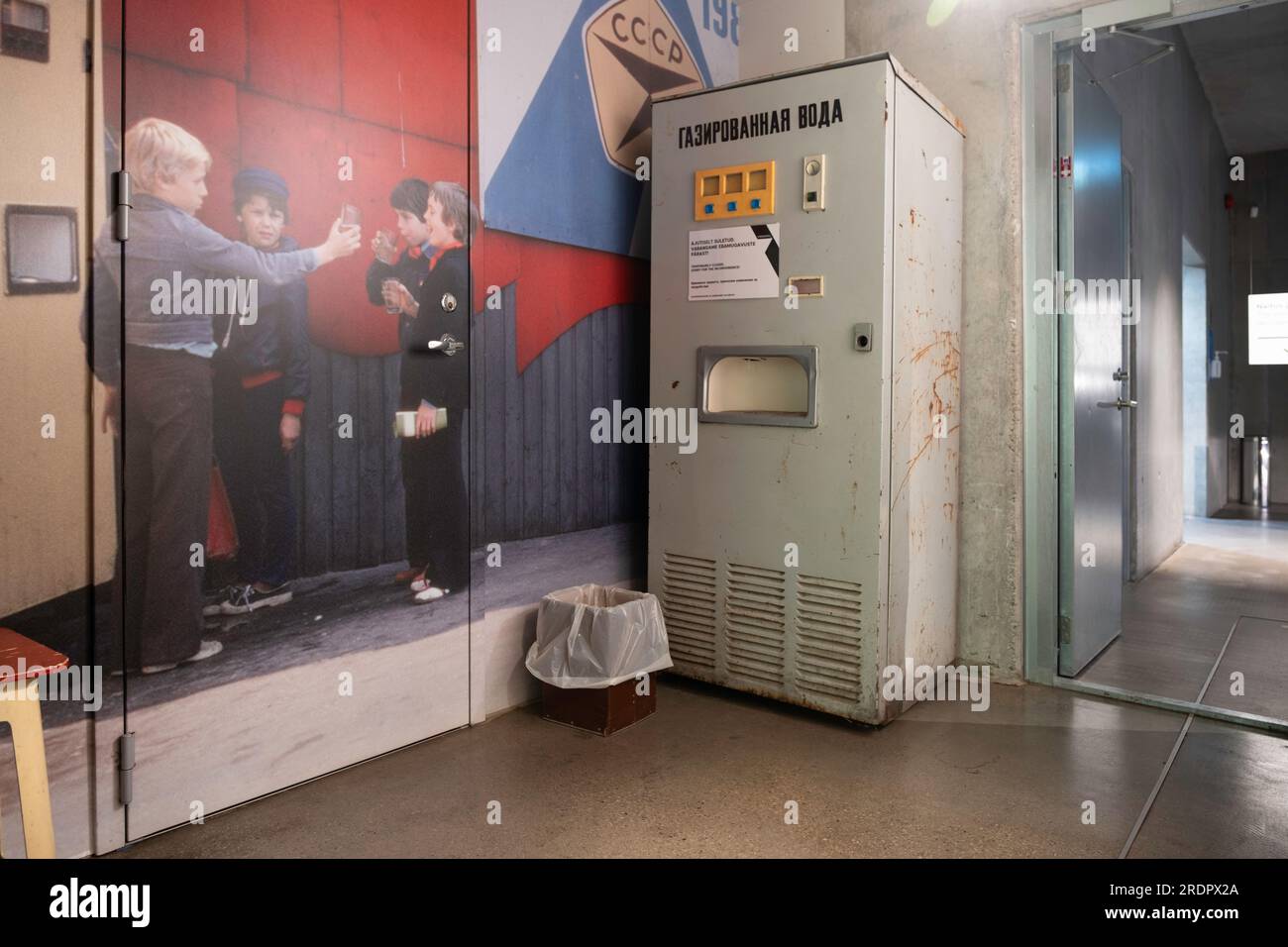 Vabamu Museum für Besatzungen und Freiheit. Altmodischer russischer Verkaufsautomat, mit dem man Mineralwasser zubereiten konnte (газированная вода) Stockfoto