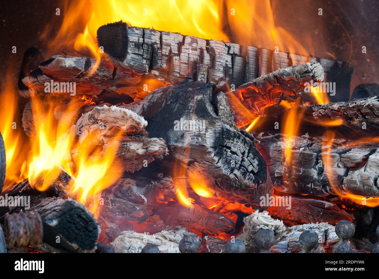 Holzscheite im Kamin verbrennen Stockfoto