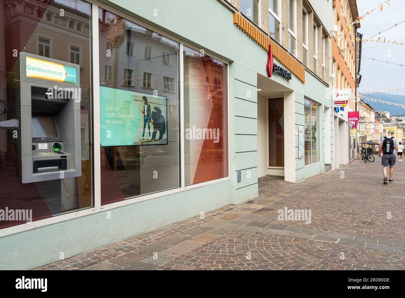 Villach, Österreich. Juli 18 2023. Ein Geldautomat vor einer Bank im Stadtzentrum Stockfoto