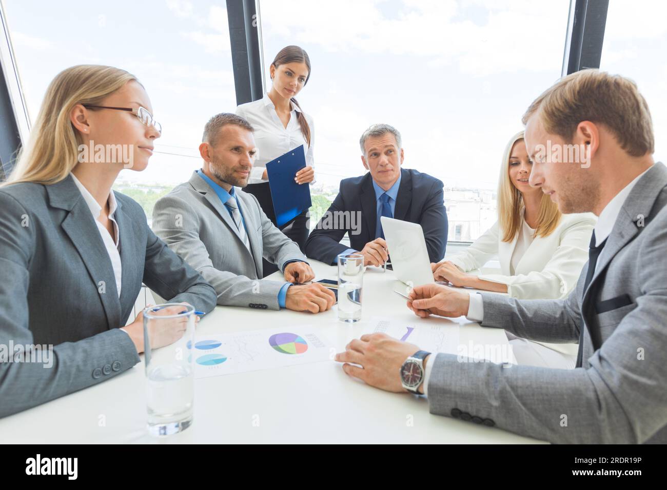 Business People Team am Briefing diskutieren Statistiken Daten Diagramme Stockfoto