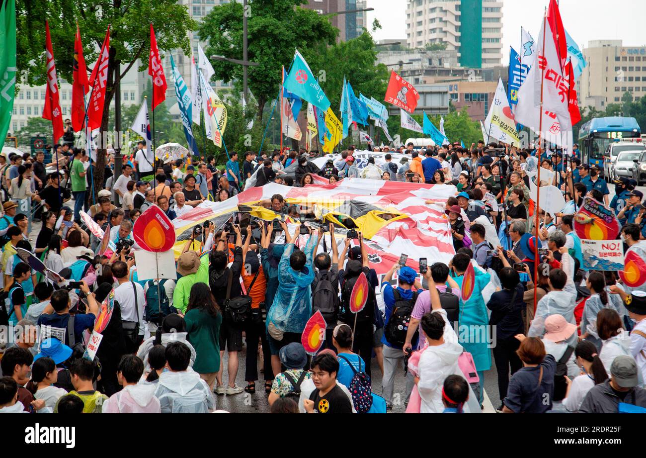 Protest gegen Japans Plan zur Freisetzung von nuklearverseuchtem Wasser, 15. Juli 2023: Während eines Protests gegen die Entscheidung Japans, aus dem verkrüppelten Kernkraftwerk Fukushima vor der japanischen Botschaft in Seoul, Südkorera, atomverseuchtes Wasser in den Pazifik zu entladen, reißen Demonstranten eine angebliche Sonnenflagge Japans, die mit einem Nuklearsymbol beschämt wurde. Die Demonstranten verurteilten den südkoreanischen Präsidenten Yoon Suk-Yeol, weil er ein pro-japanischer Autokrat war, und forderten ihn auf, zurückzutreten. Kredit: Lee Jae-Won/AFLO/Alamy Live News Stockfoto