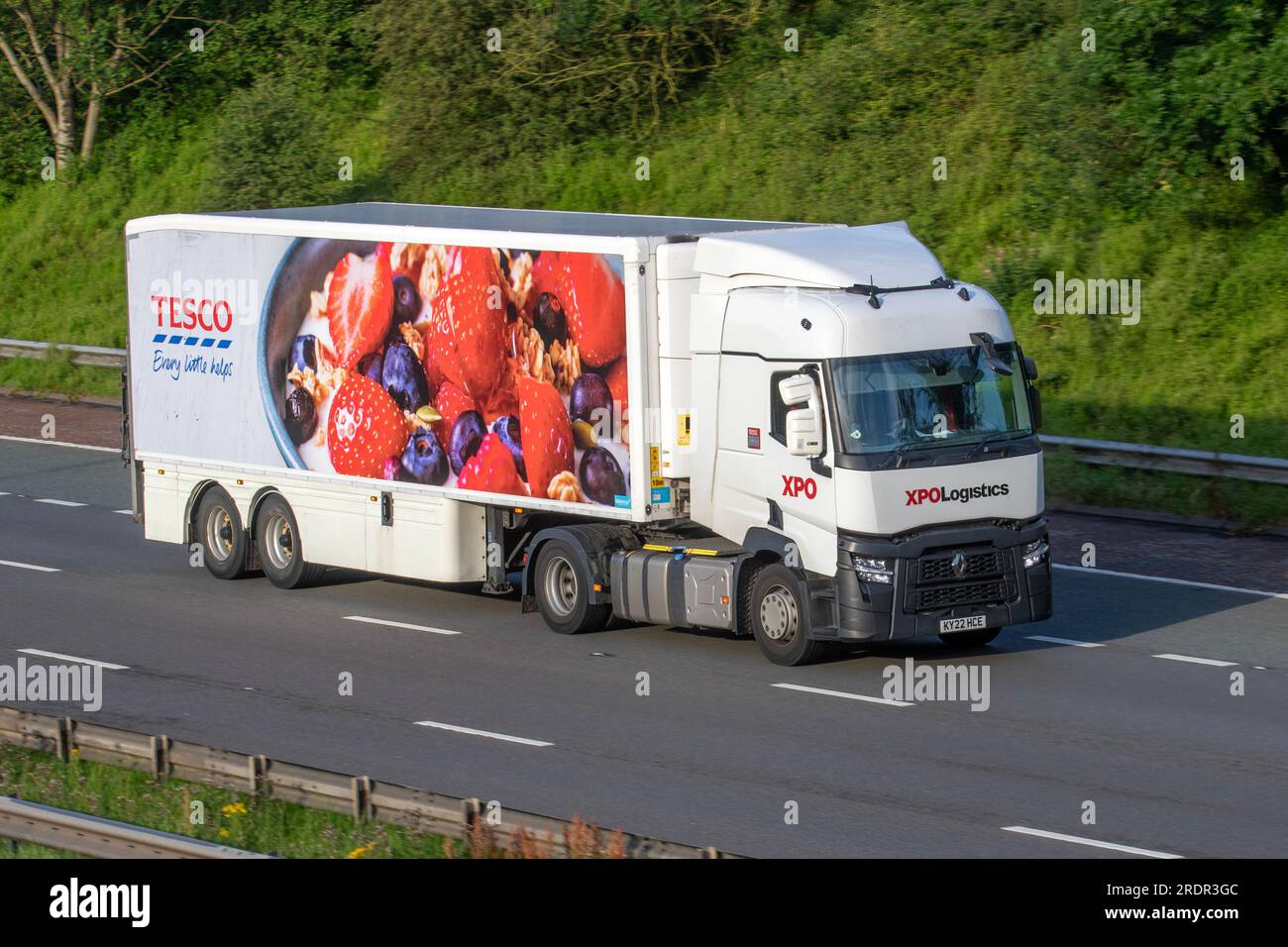 XPO LOGISTIKTRAKTOREINHEIT mit TESCO Kühlwagen im Supermarkt auf der Autobahn M6 in Großraum Manchester, Großbritannien Stockfoto