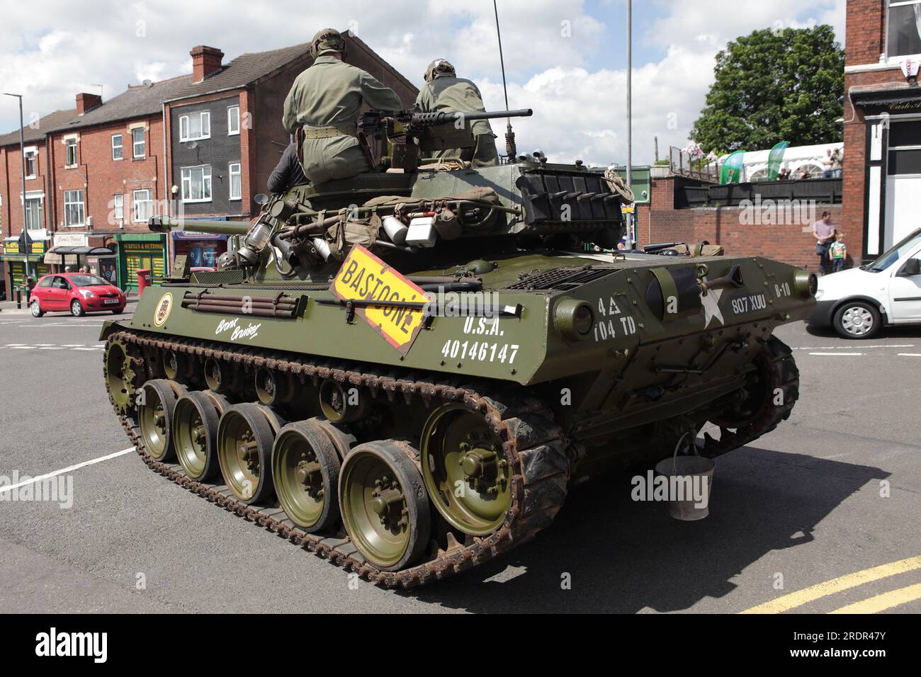 Ein Rückblick auf einen amerikanischen Hellcat Tank aus dem Zweiten Weltkrieg, der hier während der Fahrt auf der Straße der Kidderminster Station während der Severn Valley Railway zu sehen war Stockfoto