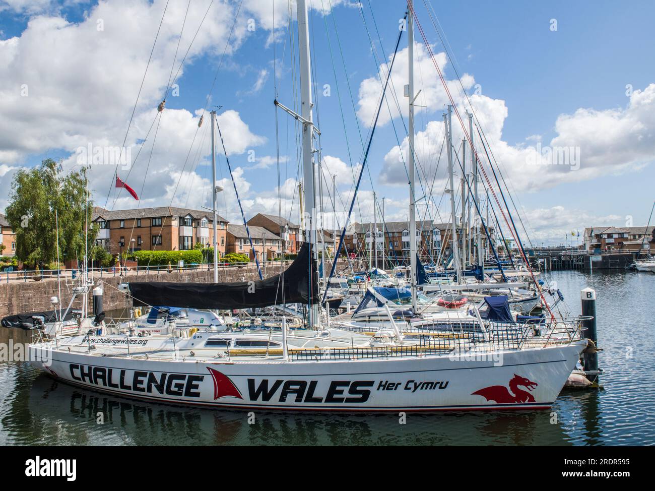 Marina One in Penarth mit der Challenge Wales Yacht am hinteren Ende - und bereit für die nächste Herausforderung Stockfoto