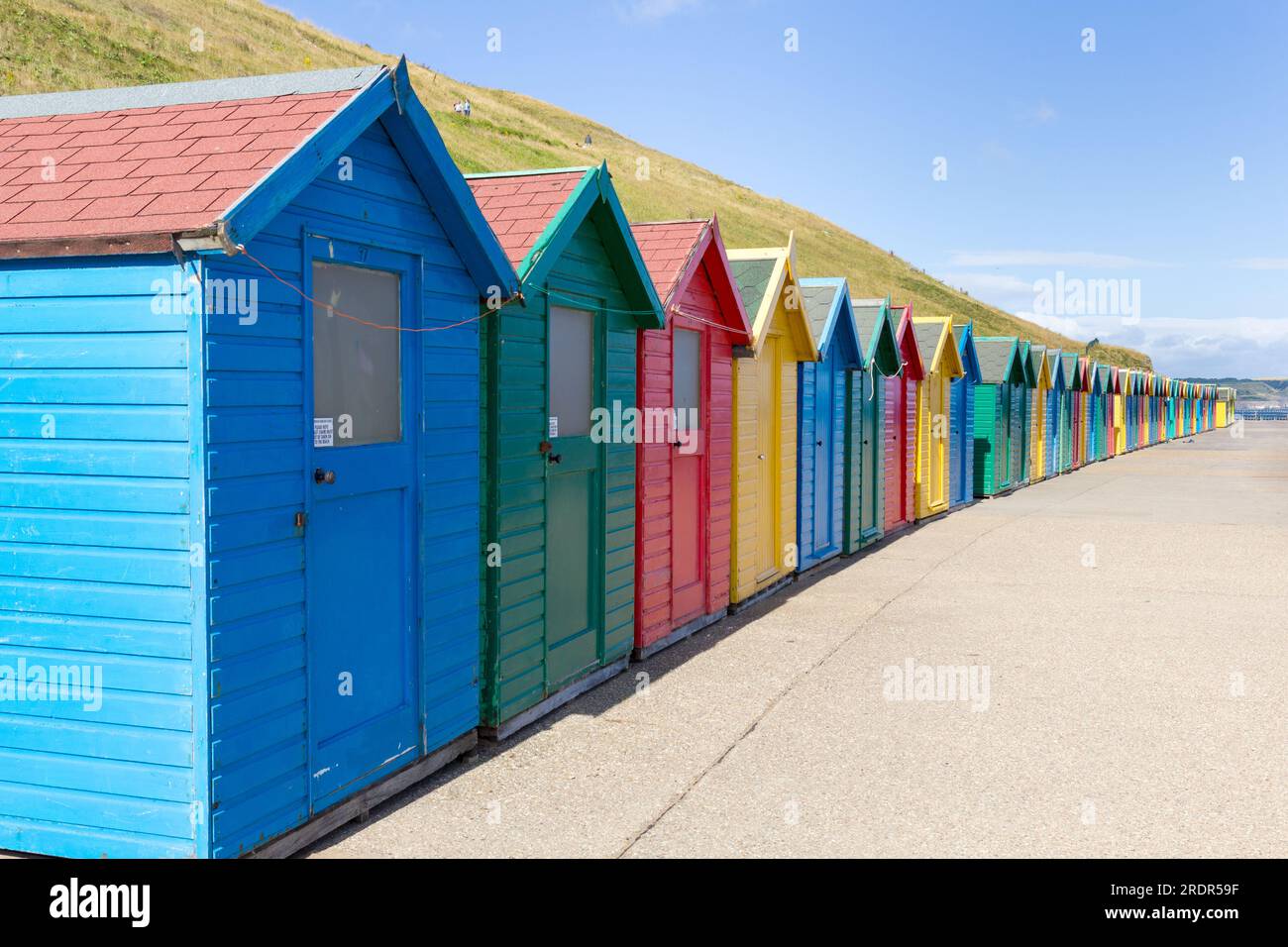 Bunte Strandhütten in Whitby Stockfoto