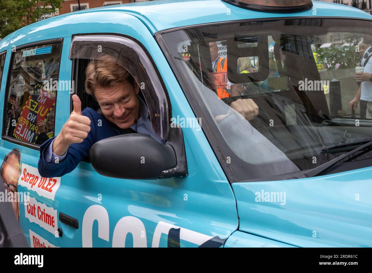 Hunderte demonstrieren außerhalb der BBC gegen die Einführung der umstrittenen ULEZ (Ultra Low Emission Zone). Stockfoto