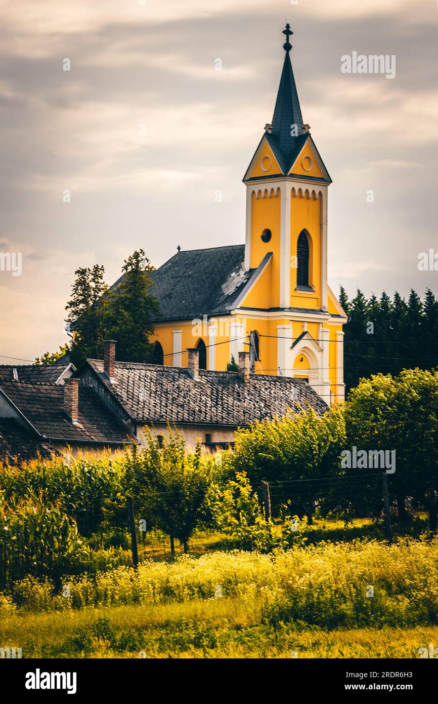 Ein typisches ungarisches Dorf mit Lebensfeldern und Kirche. Der Place Somogyvámos am Balaton Ungarn Stockfoto