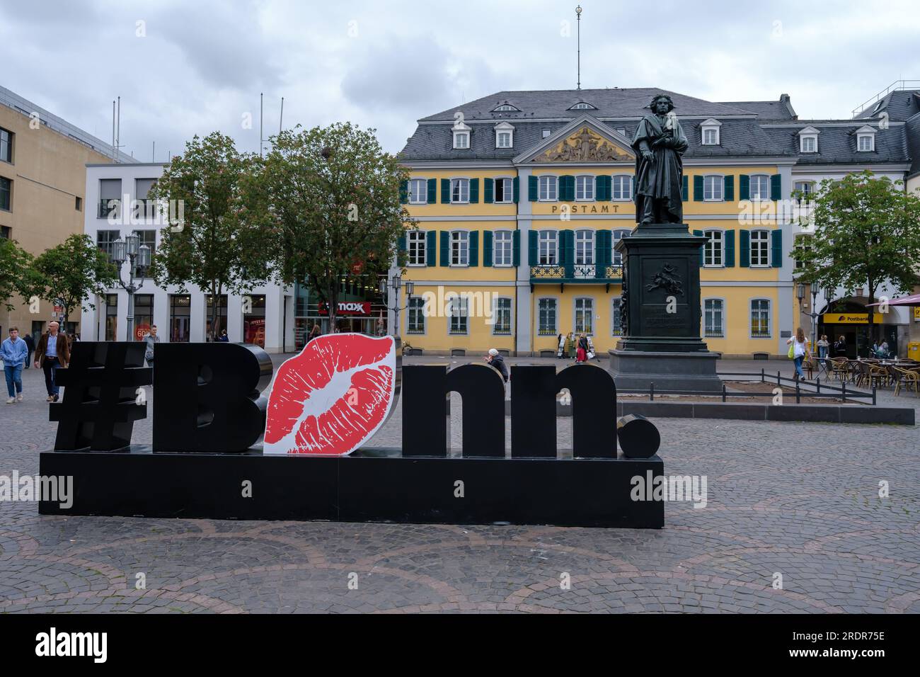Bonn, Deutschland - 22. Mai 2023 : Blick auf den Hashtag „I love Bonn“, die Statue von Beethoven und das Postamt im Zentrum von Bonn Deutschland Stockfoto