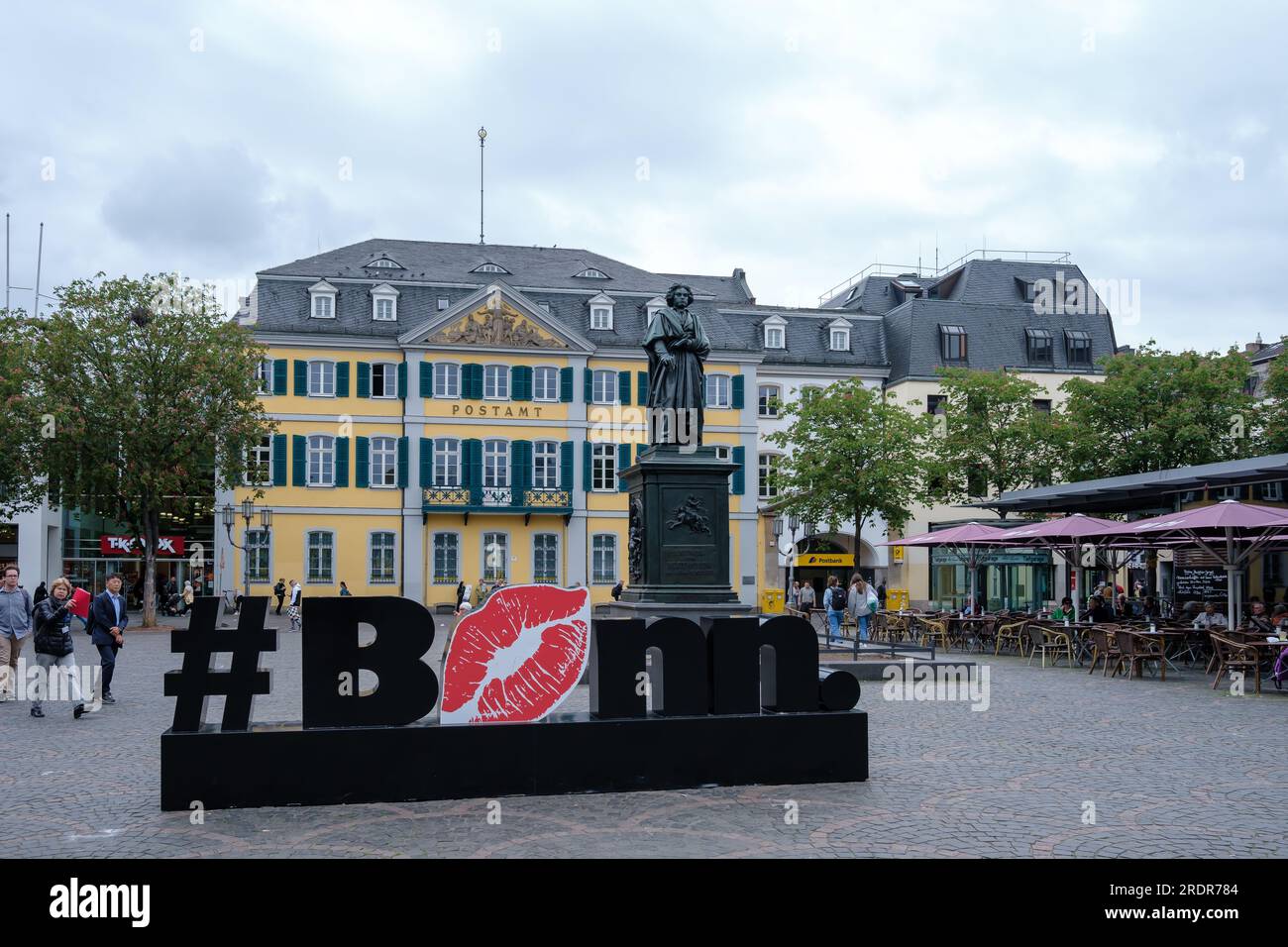 Bonn, Deutschland - 22. Mai 2023 : Blick auf das Hashtag I love Bonn, die Statue von Beethoven, ein Restaurant und das Postamt im Zentrum von Bonn German Stockfoto