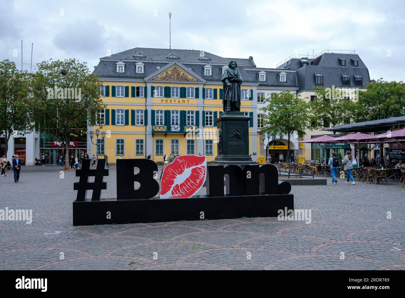 Bonn, Deutschland - 22. Mai 2023 : Blick auf das Hashtag I love Bonn, die Statue von Beethoven, ein Restaurant und das Postamt im Zentrum von Bonn German Stockfoto
