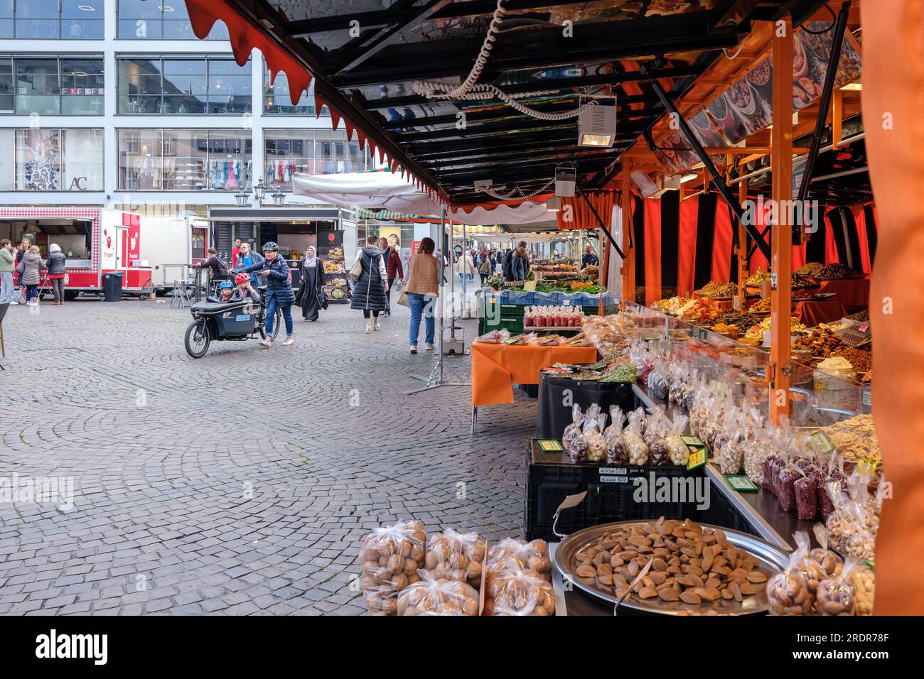 Bonn, Deutschland - 19. Mai 2023 : Blick auf einen Markt im Freien, der Süßwaren, frisches Obst und Gemüse auf dem Marktplatz von Bonn Deutschland verkauft Stockfoto