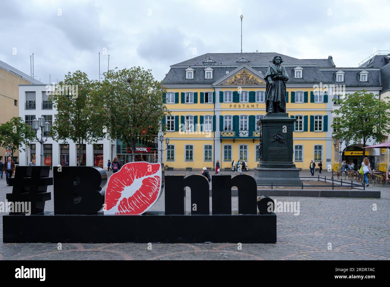 Bonn, Deutschland - 22. Mai 2023 : Blick auf den Hashtag „I love Bonn“, die Statue von Beethoven und das Postamt im Zentrum von Bonn Deutschland Stockfoto