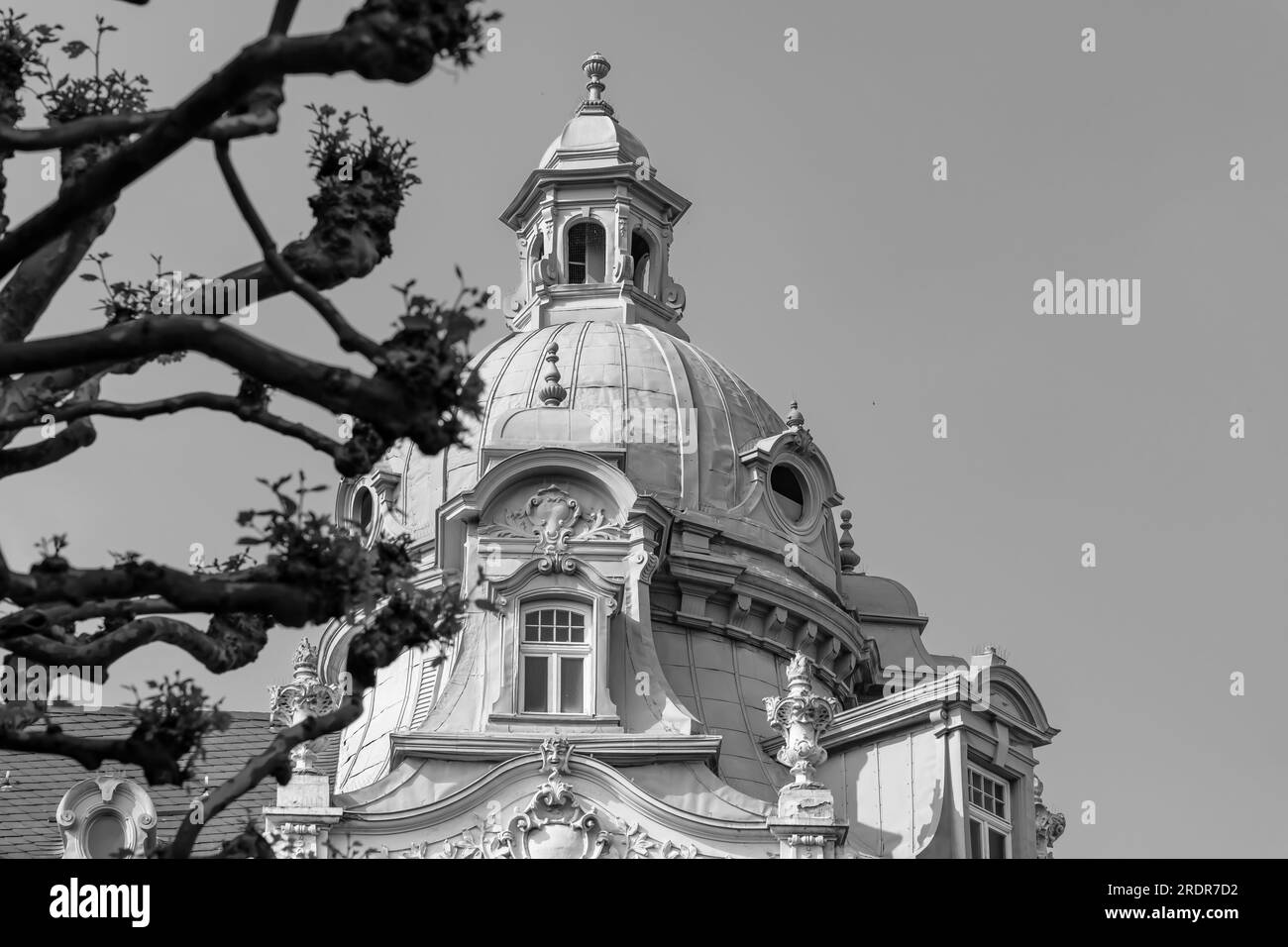 Bonn, Deutschland - 22. Mai 2023 : Blick auf ein schönes, schwarz-weißes Wohngebäude im Zentrum von Bonn Stockfoto