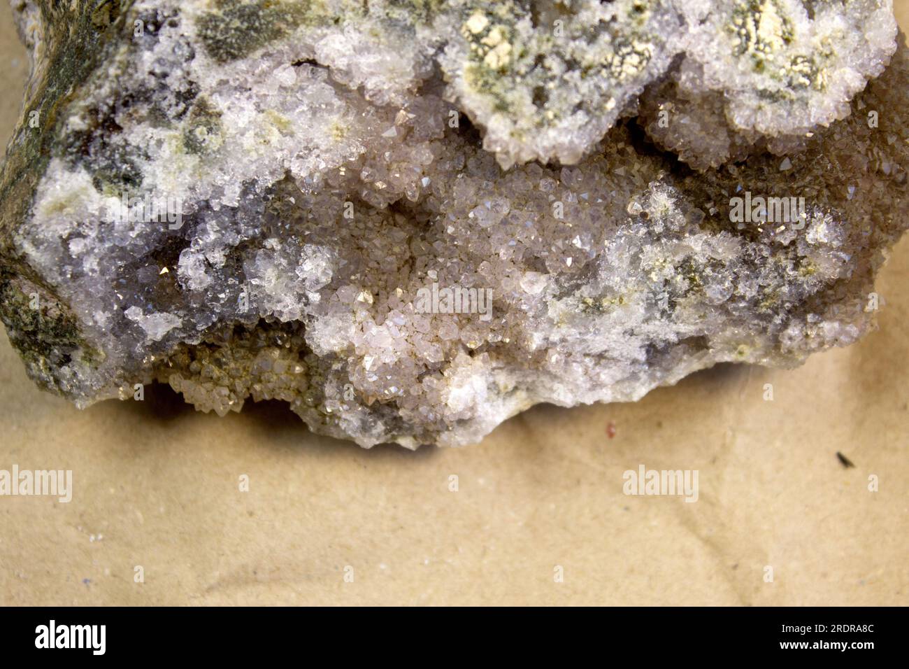 Set aus verschiedenen Amethyst-Naturmineralsteinen und Edelsteinen auf grauem Hintergrund, Draufsicht Stockfoto
