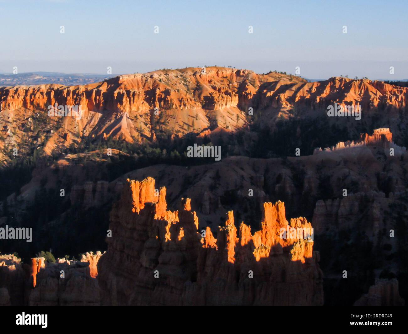 Burg wie Hoodoos im Bryce Canyon, die das letzte Licht der Nachmittagssonne am Sunset Point erleben. Stockfoto