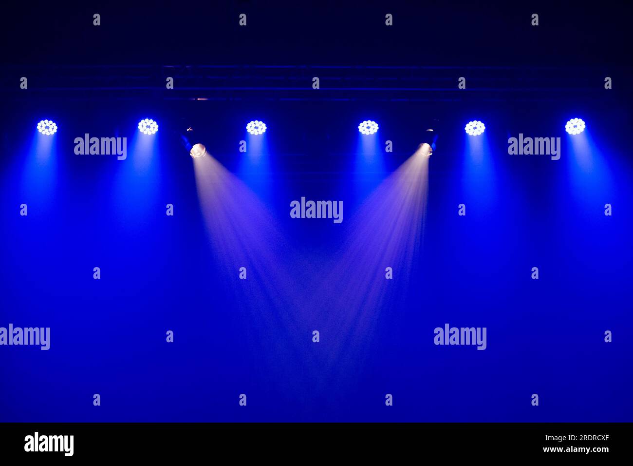Catalao, Goias, Brasilien – 07. Juli 2023: Bühnenbeleuchtung in einem Theater. Beleuchtungseinrichtungen mit Lichtern in Blau und Weiß. Stockfoto