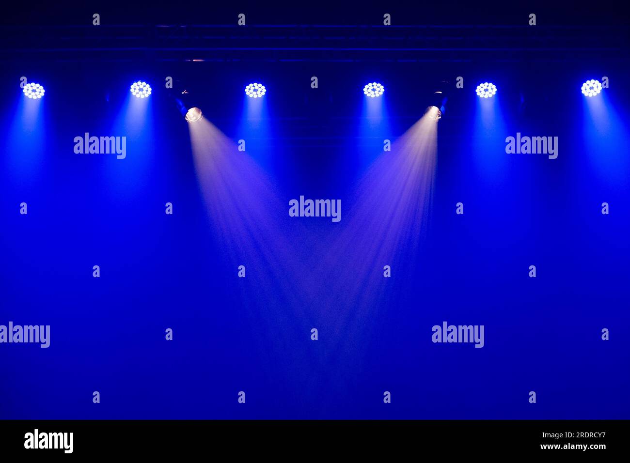 Catalao, Goias, Brasilien – 07. Juli 2023: Bühnenbeleuchtung in einem Theater. Beleuchtungseinrichtungen mit Lichtern in Blau und Weiß. Stockfoto