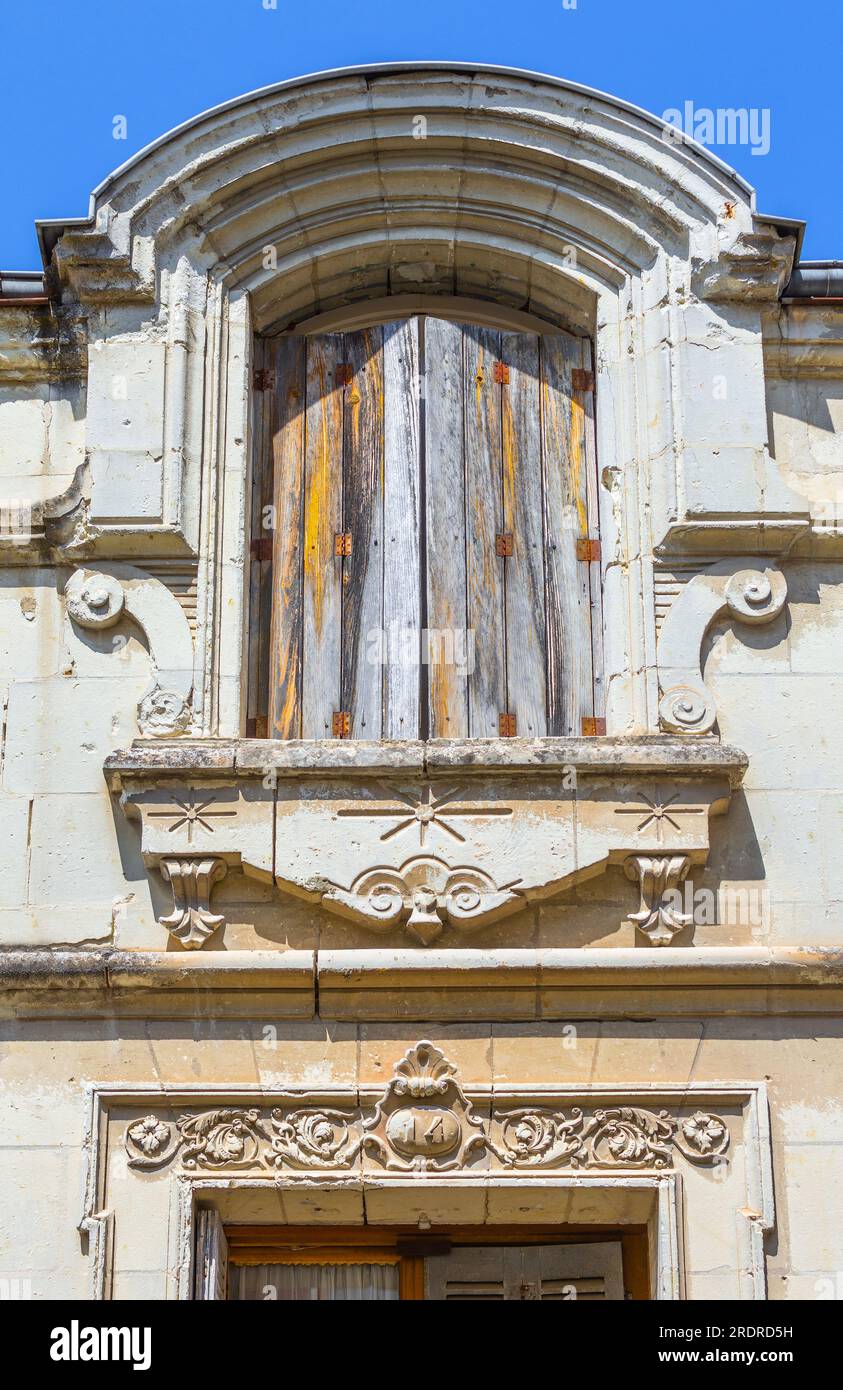 Details der kunstvoll verzierten Steinarbeiten auf dem Haus im Stadtzentrum - Loches, Indre-et-Loire (37), Frankreich. Stockfoto