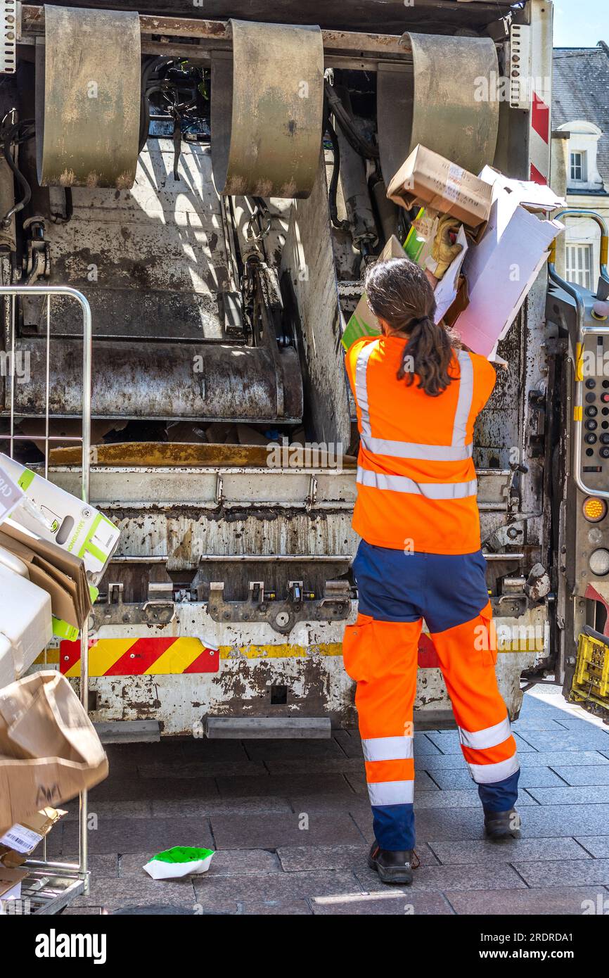 Gemeindearbeiter, der Müllwagen mit Kartons beladen - Loches, Indre-et-Loire (37), Frankreich. Stockfoto