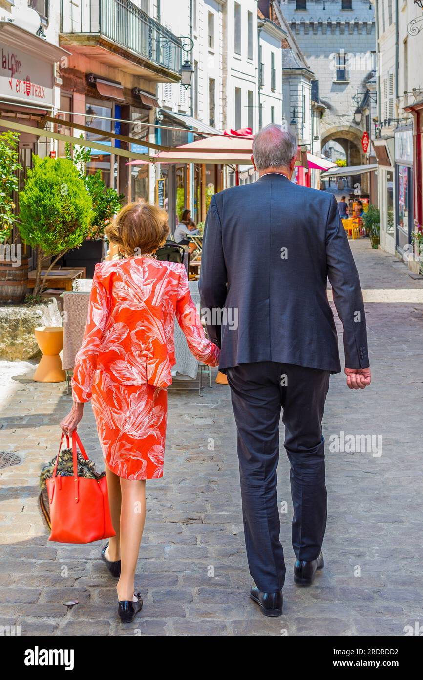 Älteres Paar, elegant gekleidet, Hand in Hand durch das alte Stadtzentrum - Loches, Indre-et-Loire (37), Frankreich. Stockfoto