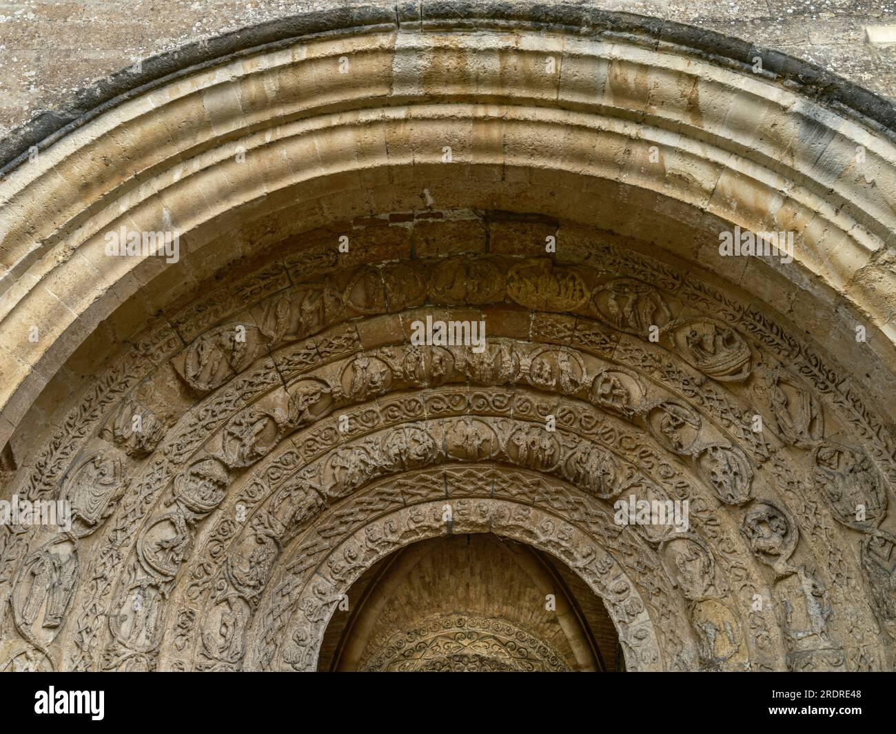Ein hochauflösendes Bild der Veranda der Malmesbury Abbey mit den verwitterten Schnitzereien, die den Eingang zum antiken Benediktinerkloster schmücken. Stockfoto