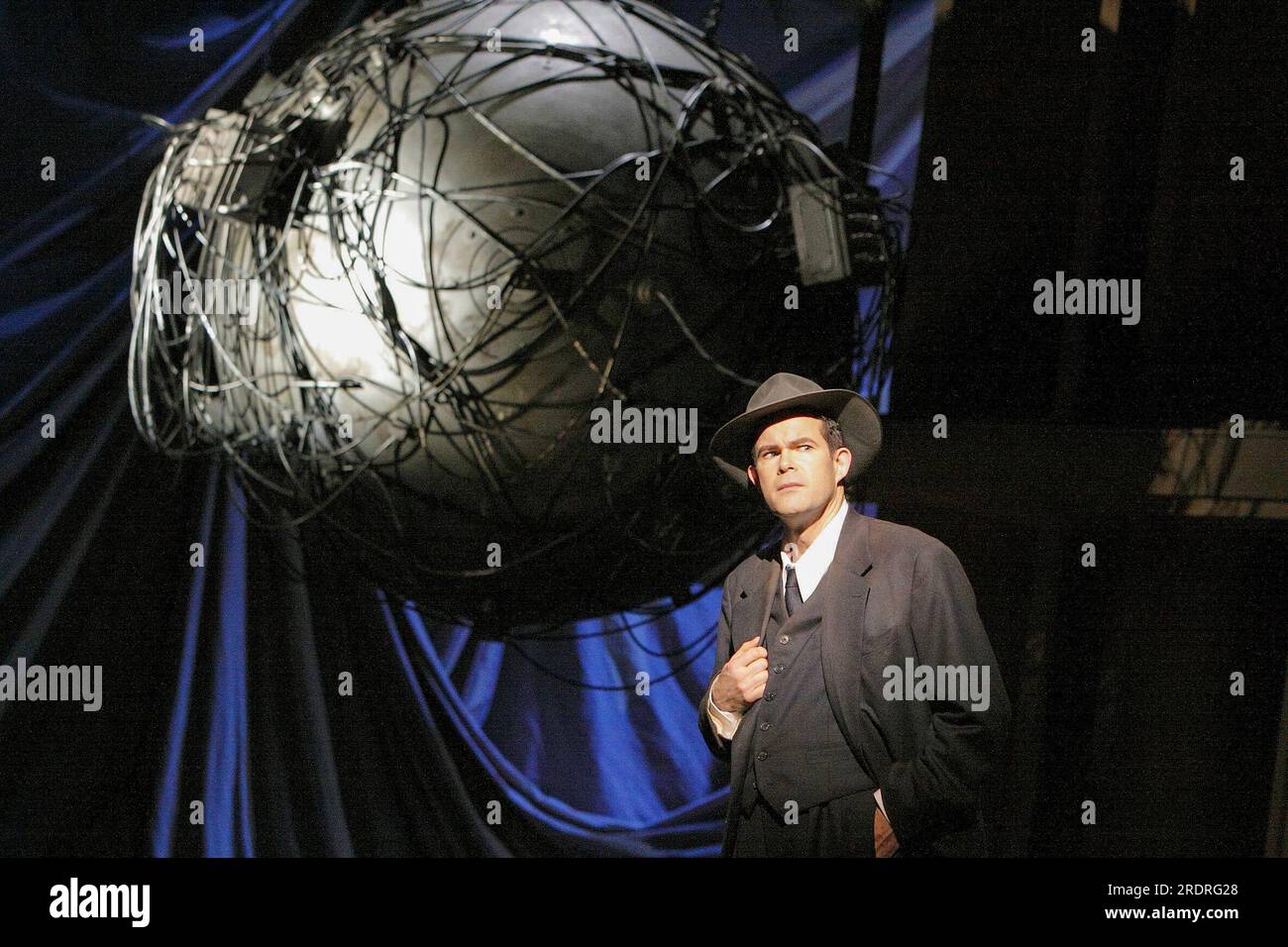 Gerald Finley (J Robert Oppenheimer) in DOCTOR ATOMIC an der English National Opera (ENO), London Coliseum WC2 25/02/2009, Koproduktion mit der Metropolitan Opera, New Yorker Musik: John Adams libretto: Peter Sellars Dirigent: Lawrence Renes Set Design: Julian Crouch Kostüme: Catherine Zuber Beleuchtung: Brian Macitt Devolcock Regisseur: Penny Woolcock Stockfoto