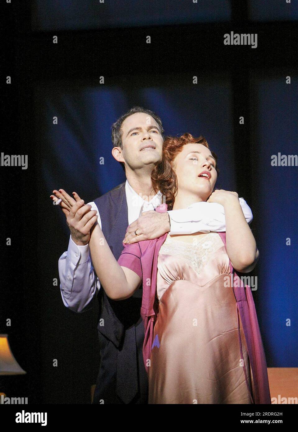 Gerald Finley (J. Robert Oppenheimer), Sasha Cooke (Kitty Oppenheimer) in DOCTOR ATOMIC an der English National Opera (ENO), London Coliseum WC2 25/02/2009, Koproduktion mit der Metropolitan Opera, New Yorker Musik: John Adams libretto: Peter Sellars Dirigent: Lawrence Renes Set-Design: Julian Crouch Devzuber Lightning: Brian Catherine MacZuitt Penny Woolcock Stockfoto