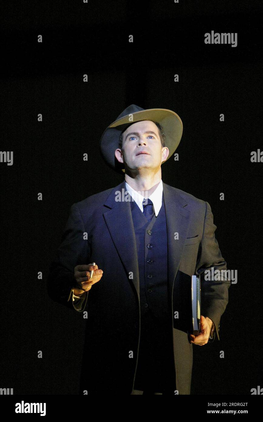 Gerald Finley (J Robert Oppenheimer) in DOCTOR ATOMIC an der English National Opera (ENO), London Coliseum WC2 25/02/2009, Koproduktion mit der Metropolitan Opera, New Yorker Musik: John Adams libretto: Peter Sellars Dirigent: Lawrence Renes Set Design: Julian Crouch Kostüme: Catherine Zuber Beleuchtung: Brian Macitt Devolcock Regisseur: Penny Woolcock Stockfoto