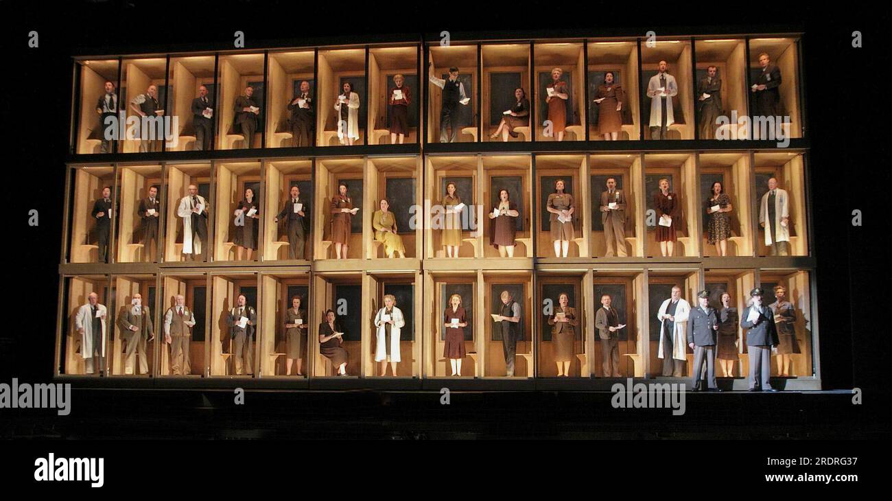 Chor von Manhattan Project Physists in Los Alamos in DOCTOR ATOMIC an der English National Opera (ENO), London Coliseum WC2 25/02/2009 eine Koproduktion mit der Metropolitan Opera, New Yorker Musik: John Adams libretto: Peter Sellars Dirigent: Lawrence Renes Set Design: Julian Crouch Kostüme: Catherine Zuber Beleuchtung: Brian Macolitt Regisseur: Penny Woolitt Stockfoto